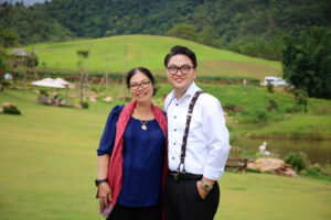 Director Lê Mẫn and his mother